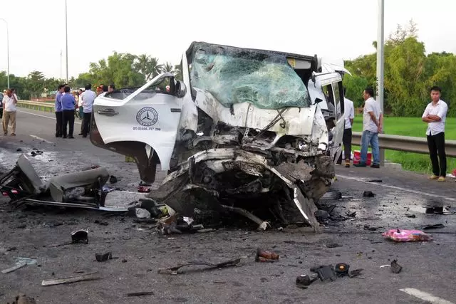迎親車迎頭撞上卡車　 新郎一家14人慘死