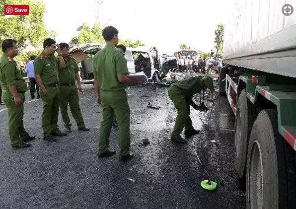 迎親車迎頭撞上卡車　 新郎一家14人慘死