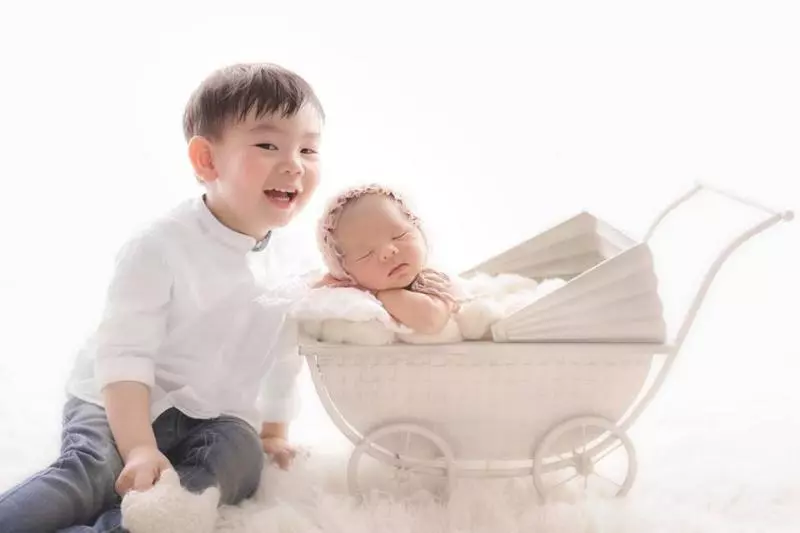 BB開餐啦!官恩娜在眾目睽睽之下寬衣喂人奶, 母愛大爆發❤ 網民: 也太Open了吧?!