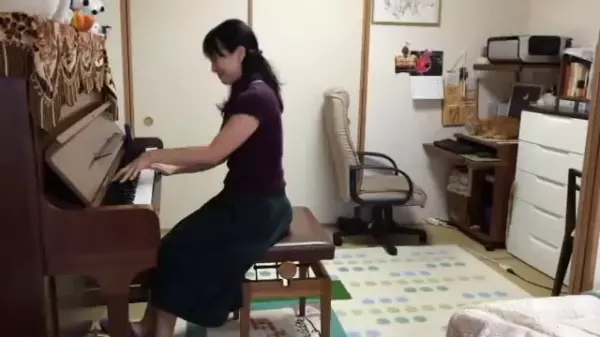 女主人演奏即興幻想曲,正彈得投入,貓咪一個「神亂入」:比起彈黑白鍵,伺候本喵皇才是正事啊!