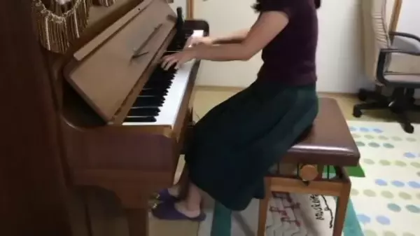 女主人演奏即興幻想曲,正彈得投入,貓咪一個「神亂入」:比起彈黑白鍵,伺候本喵皇才是正事啊!