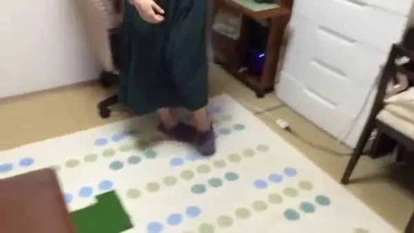 女主人演奏即興幻想曲,正彈得投入,貓咪一個「神亂入」:比起彈黑白鍵,伺候本喵皇才是正事啊!