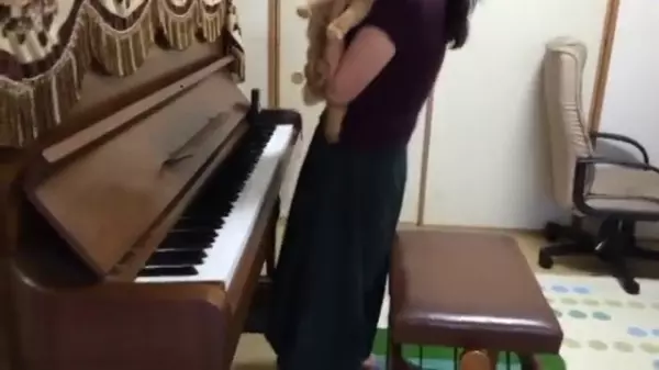 女主人演奏即興幻想曲,正彈得投入,貓咪一個「神亂入」:比起彈黑白鍵,伺候本喵皇才是正事啊!