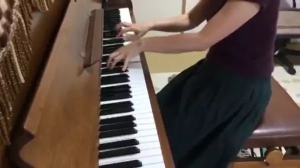 女主人演奏即興幻想曲,正彈得投入,貓咪一個「神亂入」:比起彈黑白鍵,伺候本喵皇才是正事啊!