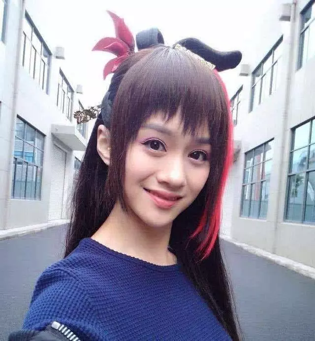 楊冪簽下五個藝人卻只捧紅了兩個,鄭爽只簽下她一個卻一夜捧紅