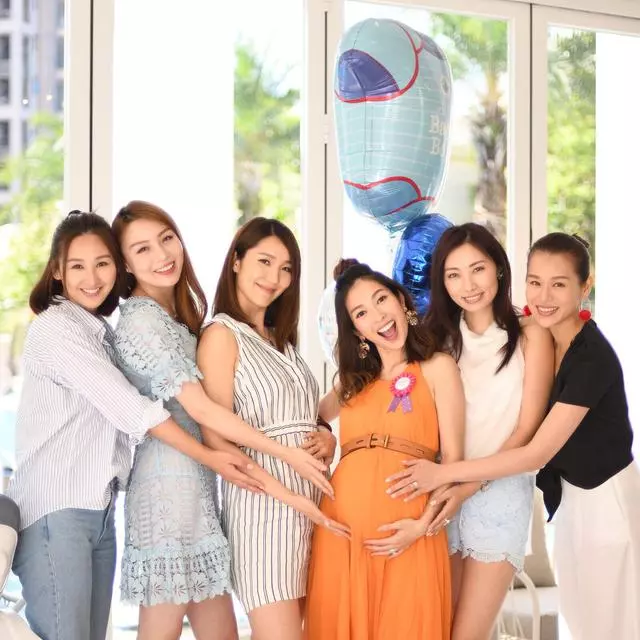 李亞男與閨蜜一起聚餐,兩位孕媽圓鼓鼓的肚子成焦點!