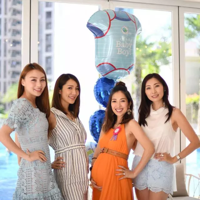李亞男與閨蜜一起聚餐,兩位孕媽圓鼓鼓的肚子成焦點!