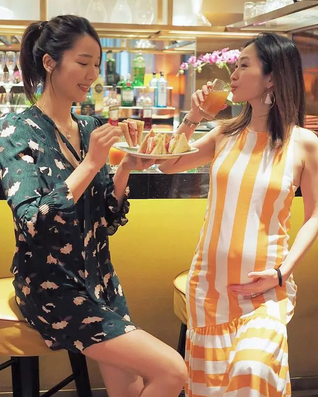 李亞男與閨蜜一起聚餐,兩位孕媽圓鼓鼓的肚子成焦點!