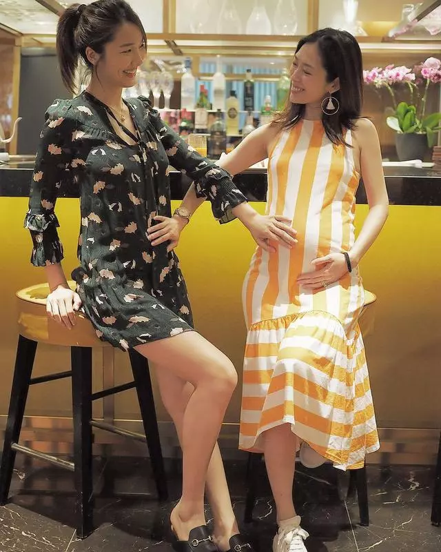 李亞男與閨蜜一起聚餐,兩位孕媽圓鼓鼓的肚子成焦點!
