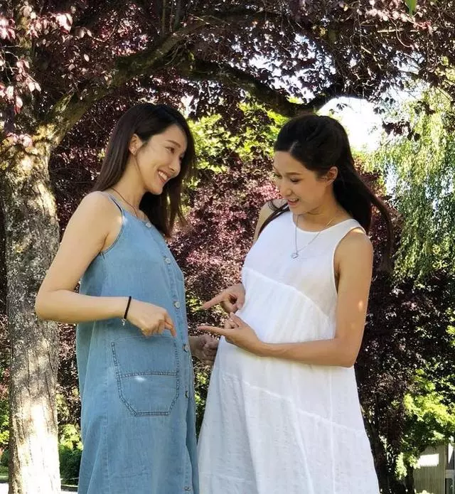 李亞男與閨蜜一起聚餐,兩位孕媽圓鼓鼓的肚子成焦點!