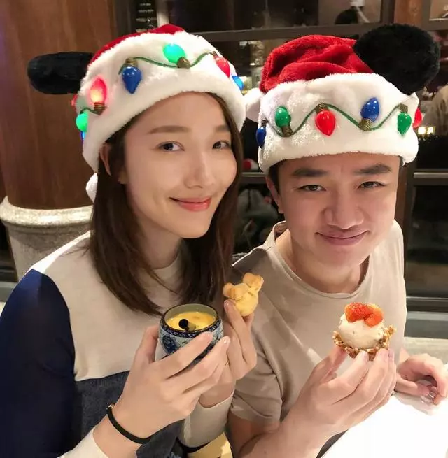 李亞男與閨蜜一起聚餐,兩位孕媽圓鼓鼓的肚子成焦點!