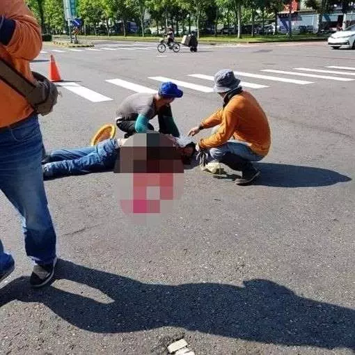 清潔隊員摔下垃圾車!頭撞地未脫險境