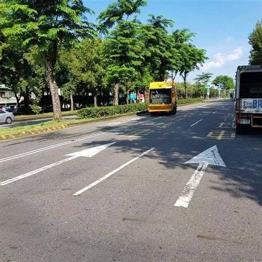 清潔隊員摔下垃圾車!頭撞地未脫險境