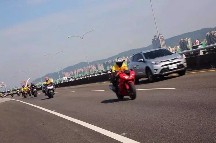 重機可以上國道嗎?統神:一般機車也可以上! 精闢中肯網推:重機崩潰中!