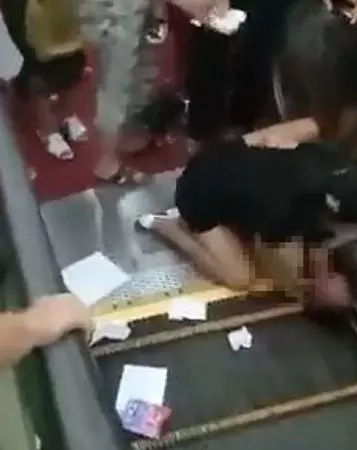 母親忙刷手機,兒子遭捲入手扶梯!手臂幾乎完全斷離!【內有視頻】