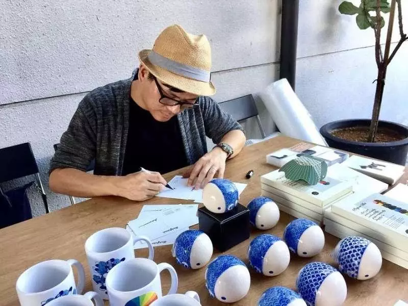 大馬插畫家用黑色墨水創作出「蓬鬆喵星人」 看一眼就很想把它帶回家
