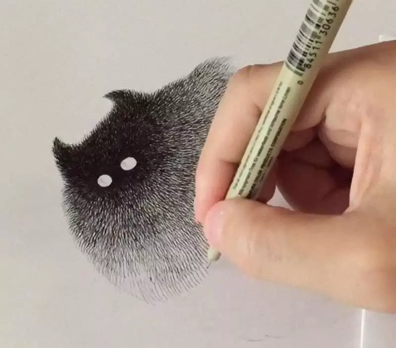 大馬插畫家用黑色墨水創作出「蓬鬆喵星人」 看一眼就很想把它帶回家