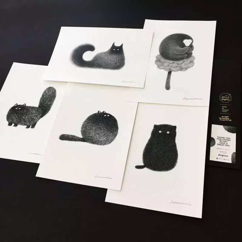 大馬插畫家用黑色墨水創作出「蓬鬆喵星人」 看一眼就很想把它帶回家