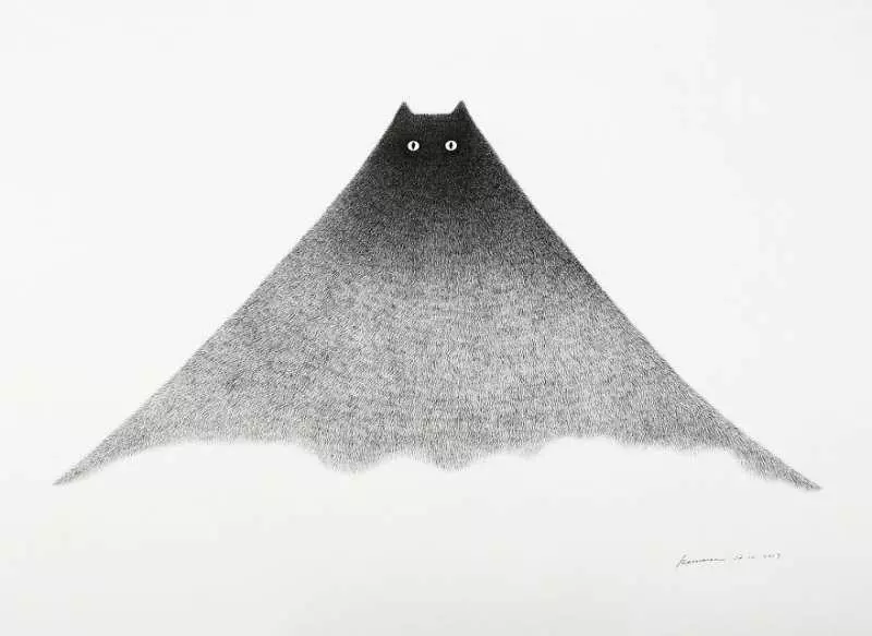 大馬插畫家用黑色墨水創作出「蓬鬆喵星人」 看一眼就很想把它帶回家
