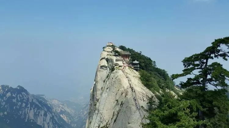 可怕!男子華山棧道解開安全繩跳下2000米懸崖,監控還原生前最後一刻!