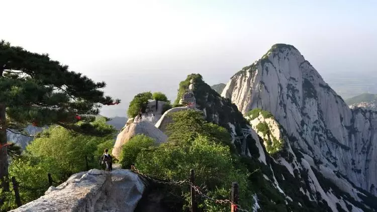 可怕!男子華山棧道解開安全繩跳下2000米懸崖,監控還原生前最後一刻!