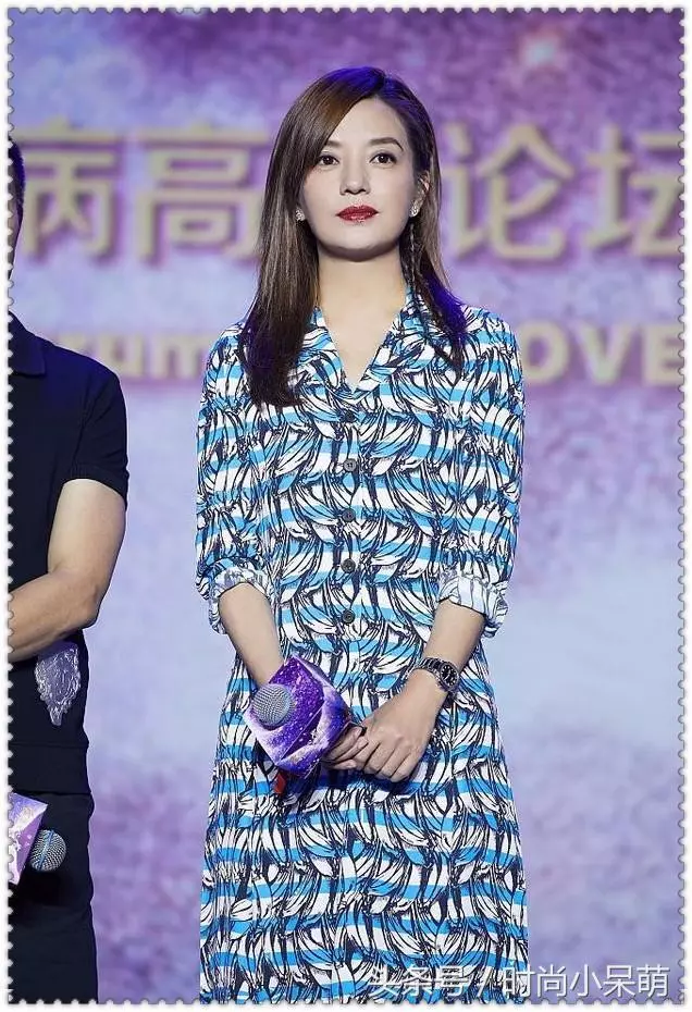 本以為舒淇的上衣夠驚豔的了,但看到趙薇的連衣裙,我徹底傻眼!
