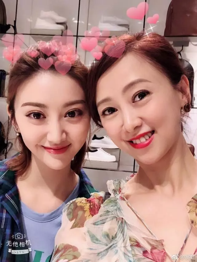 50歲翁虹曬聚餐照,素顏白嫩頭超小,但我根本看不出這是胡杏兒!