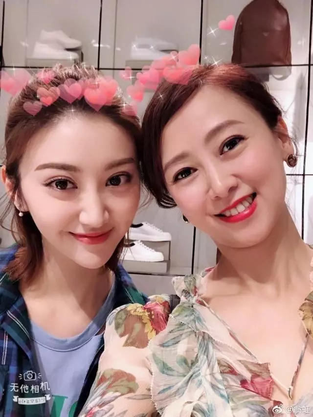 50歲翁虹曬聚餐照,素顏白嫩頭超小,但我根本看不出這是胡杏兒!