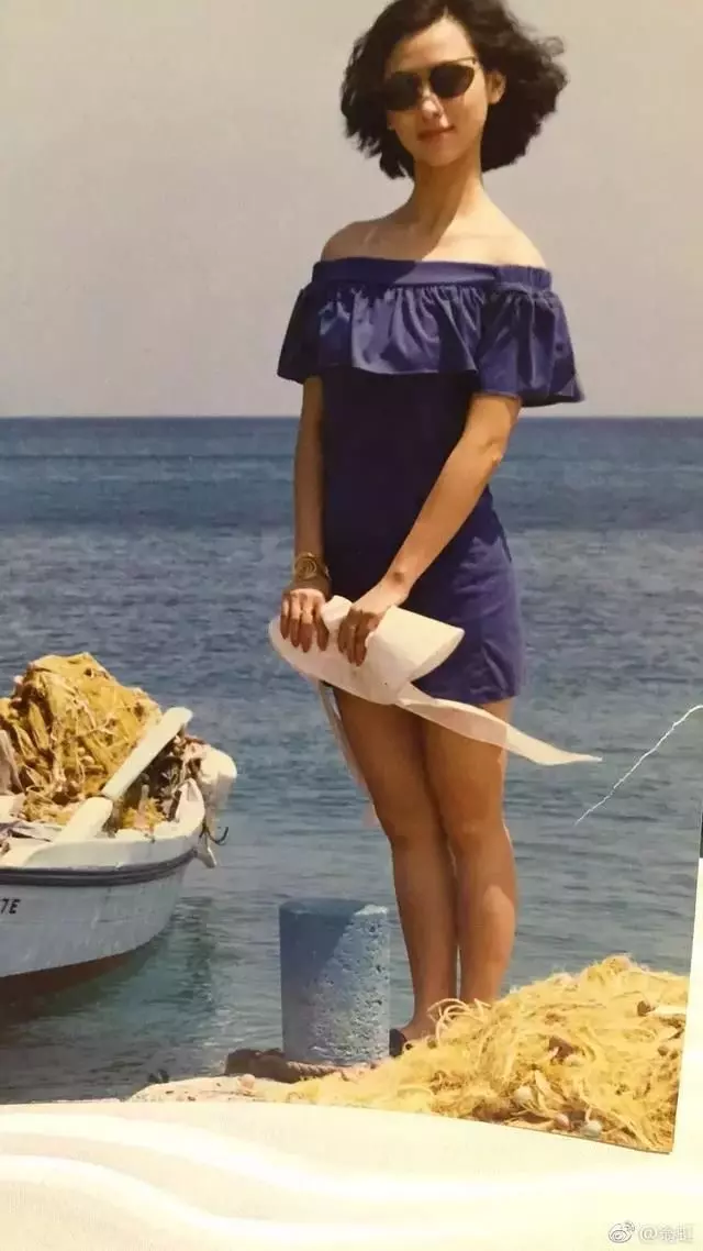 50歲翁虹曬聚餐照,素顏白嫩頭超小,但我根本看不出這是胡杏兒!