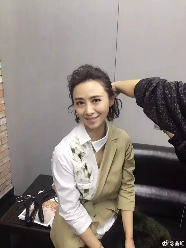 50歲翁虹曬聚餐照,素顏白嫩頭超小,但我根本看不出這是胡杏兒!