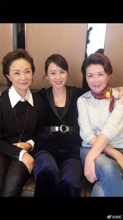 50歲翁虹曬聚餐照,素顏白嫩頭超小,但我根本看不出這是胡杏兒!