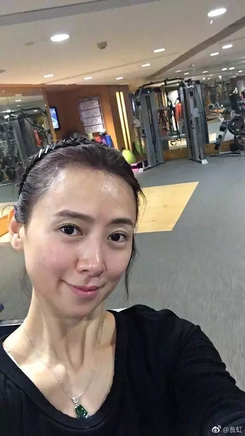 50歲翁虹曬聚餐照,素顏白嫩頭超小,但我根本看不出這是胡杏兒!