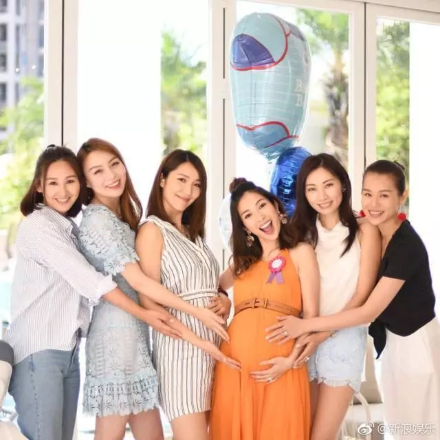 50歲翁虹曬聚餐照,素顏白嫩頭超小,但我根本看不出這是胡杏兒!
