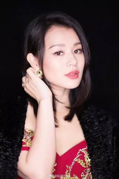 50歲翁虹曬聚餐照,素顏白嫩頭超小,但我根本看不出這是胡杏兒!