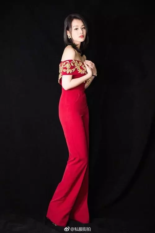50歲翁虹曬聚餐照,素顏白嫩頭超小,但我根本看不出這是胡杏兒!