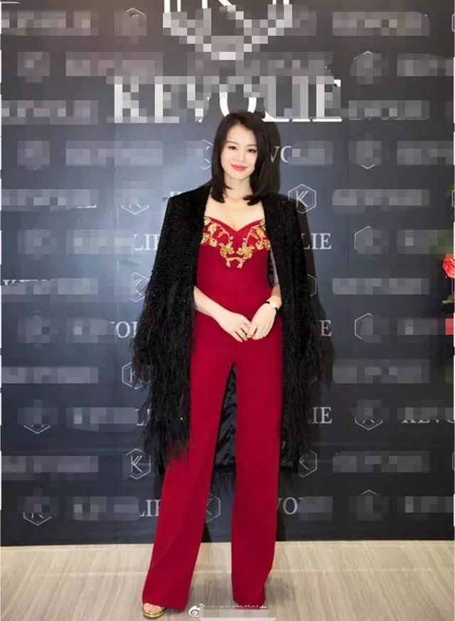 50歲翁虹曬聚餐照,素顏白嫩頭超小,但我根本看不出這是胡杏兒!