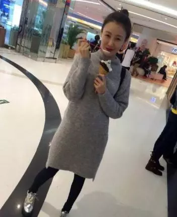 年紀大娶小自己21歲小姑娘,被敗光億萬家產,今帶女兒租危樓住!