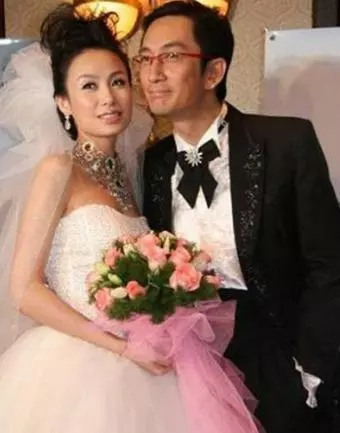 年紀大娶小自己21歲小姑娘,被敗光億萬家產,今帶女兒租危樓住!
