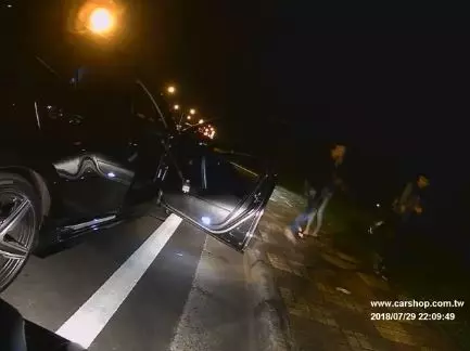 什麼都沒做...騎士被逼車慘被駕駛「鋁棒爆打」!她看完戲才阻止「嘴臉」被網友神肉搜!