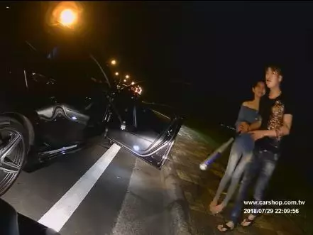 什麼都沒做...騎士被逼車慘被駕駛「鋁棒爆打」!她看完戲才阻止「嘴臉」被網友神肉搜!