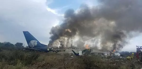 墨西哥AM2431班機起飛不久就墜機!! 機上全員101人奇蹟生還, 甚至還可以自行走離事故現場……