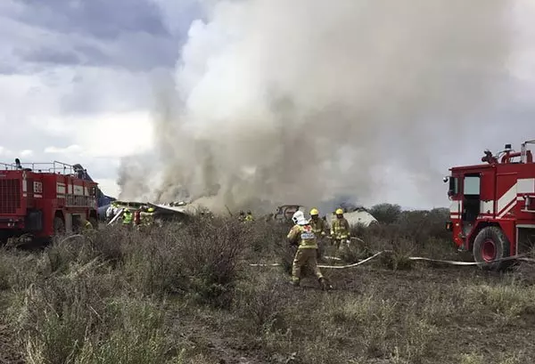 墨西哥AM2431班機起飛不久就墜機!! 機上全員101人奇蹟生還, 甚至還可以自行走離事故現場……