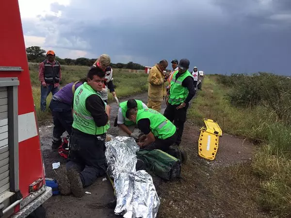 墨西哥AM2431班機起飛不久就墜機!! 機上全員101人奇蹟生還, 甚至還可以自行走離事故現場……