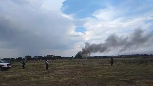 墨西哥AM2431班機起飛不久就墜機!! 機上全員101人奇蹟生還, 甚至還可以自行走離事故現場……