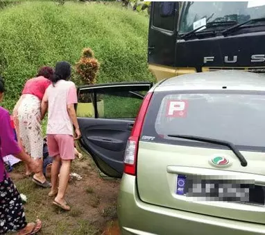 轎車撞載沙羅厘;3人當場喪命