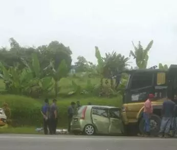 轎車撞載沙羅厘;3人當場喪命