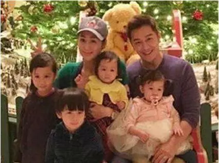 5年生3胎,為追兒子著急?王力宏曬一家四口幸福合照,可妻子身材卻讓人擔憂