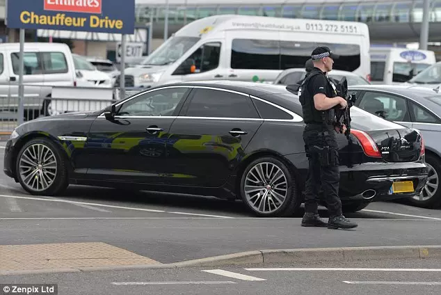 曼聯全隊回國，穆里尼奧車邊警衛荷槍實彈保護 