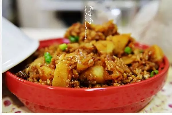 夏天懶得做飯?教你做幾款香噴噴的經典燜飯,營養、美味又簡單!