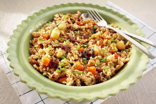 夏天懶得做飯?教你做幾款香噴噴的經典燜飯,營養、美味又簡單!